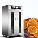 Ullmhaigh an lámhleabhar oibríochta faoi mheaisín triomad...